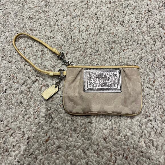 Coach Poppy Wristlet Wallet Beige Logo - Picture 1 of 6